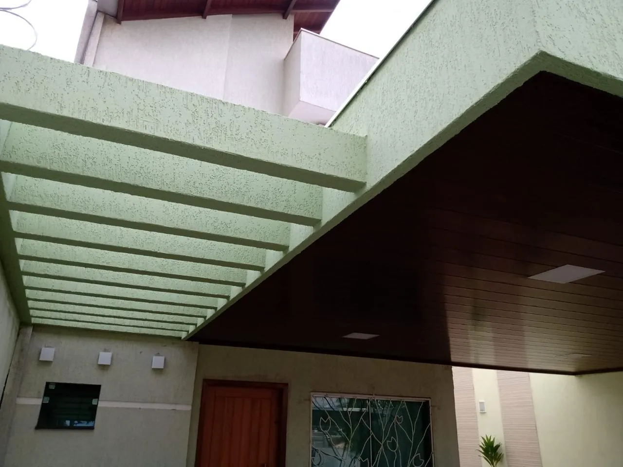 Forro amadeirado aplicado em residência