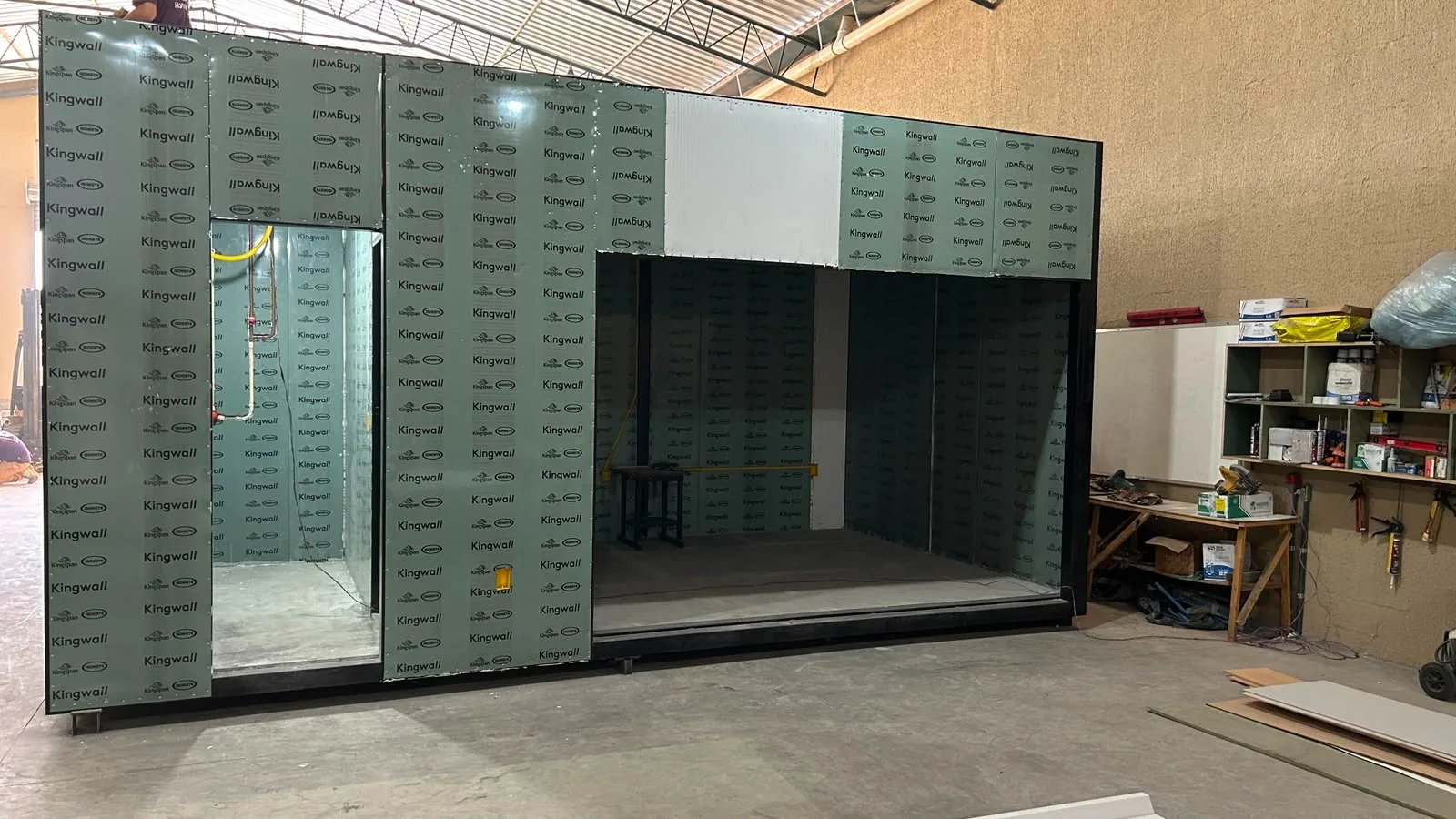 Lote de telhas e painéis isotérmicos de pedidos cancelados de fábrica