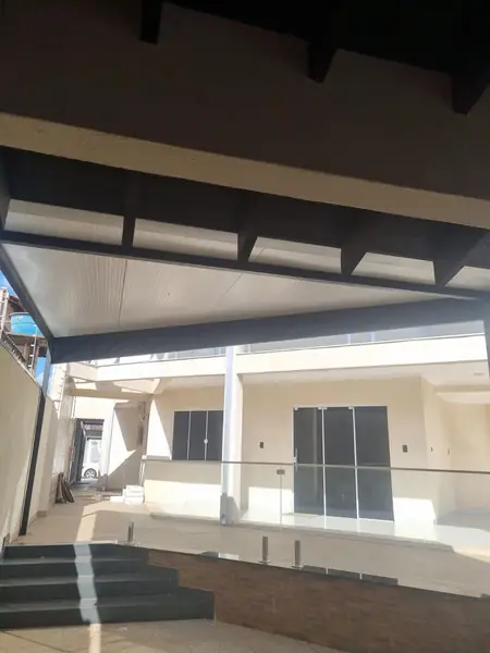 Residência com telhado metálico